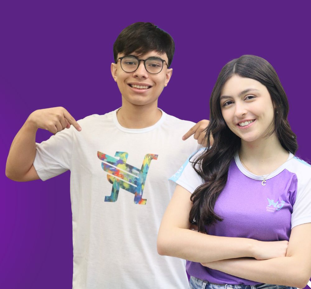 Dois alunos do Ensino Médio HG6 sorrindo, de braços cruzados
